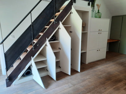 Aménagement sous escalier et bureau sur mesure
